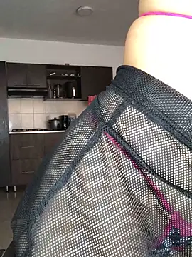 Snapshot of EmmaRossem chatting on 10-31-25, 07:04 EmmaRossem online show from 10-31-25, 07:04