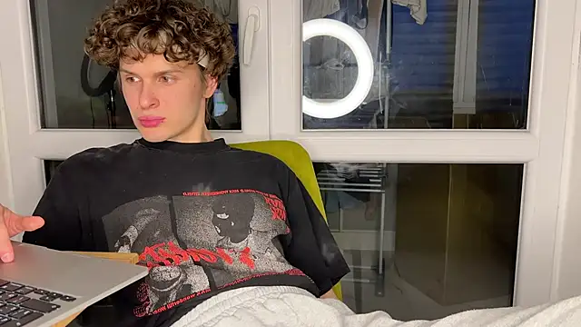 Snapshot of alyx_garden chatting on 03-09-26, 04:44 alyx garden online show from 03-09-26, 04:44