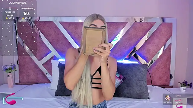 Snapshot of MaxiRogers chatting on 11-08-25, 11:43 MaxiRogers online show from 11-08-25, 11:43