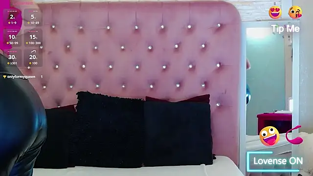 Snapshot of KikiSweet08 chatting on 12-15-25, 05:23 KikiSweet08 online show from 12-15-25, 05:23