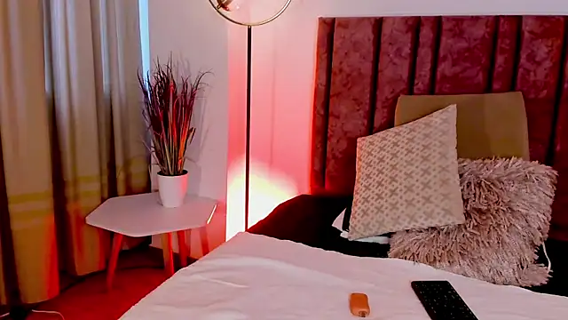 HollyHudsonn online show from 12-16-24, 11:55