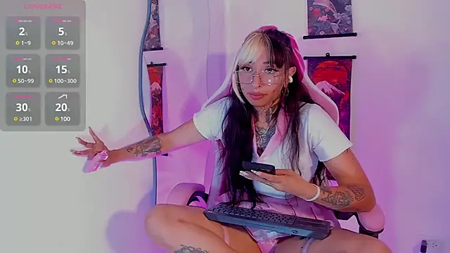 HollyHudsonn online show from 01-31-25, 05:32