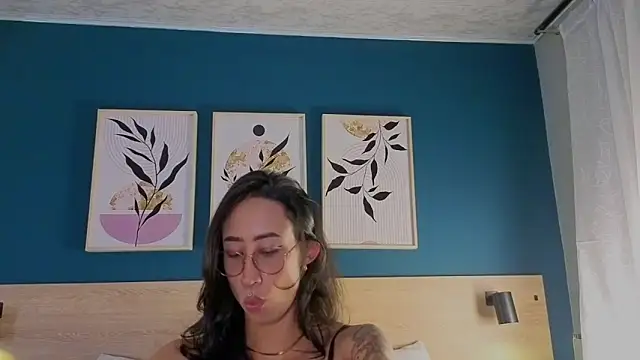 Snapshot of GabyPetit chatting on 10-29-25, 07:59 GabyPetit online show from 10-29-25, 07:59