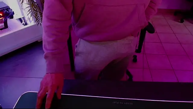 Snapshot of Vlad230323 chatting on 01-04-25, 02:35 Vlad230323 online show from 01-04-25, 02:35