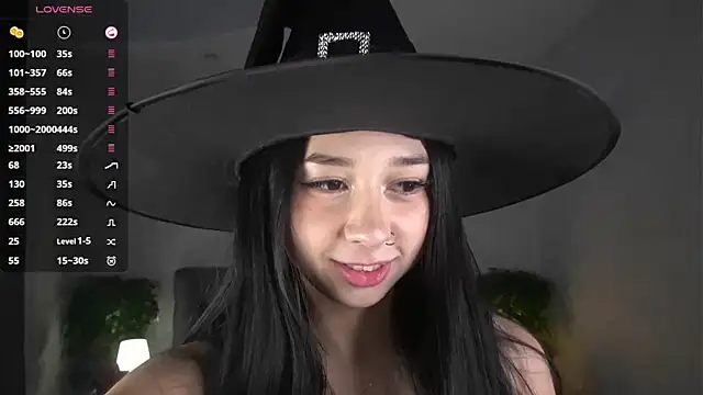 Snapshot of AislyEmbury chatting on 10-28-25, 04:38 AislyEmbury online show from 10-28-25, 04:38