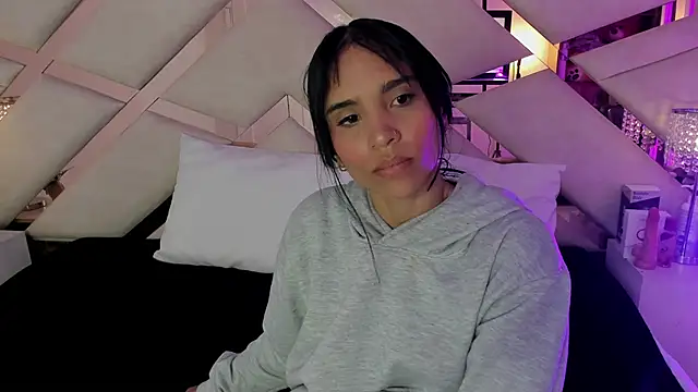 Snapshot of sophie_pariss chatting on 10-25-25, 03:47 sophie pariss online show from 10-25-25, 03:47