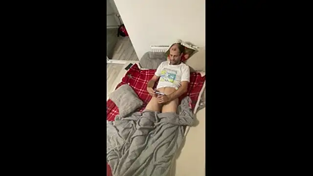 Snapshot of Zbochunec chatting on 12-22-25, 06:43 Zbochunec online show from 12-22-25, 06:43