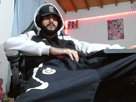 Snapshot of YiioCohen chatting on 10-09-25, 03:37 YiioCohen online show from 10-09-25, 03:37