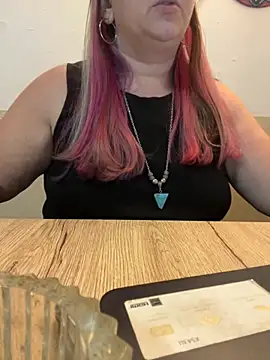 Snapshot of Popinasq chatting on 10-25-25, 07:05 Popinasq online show from 10-25-25, 07:05