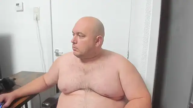 Snapshot of BigromeoXX chatting on 12-26-24, 08:00 BigromeoXX online show from 12-26-24, 08:00