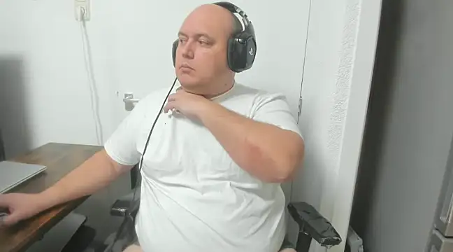 Snapshot of BigromeoXX chatting on 01-16-25, 06:59 BigromeoXX online show from 01-16-25, 06:59