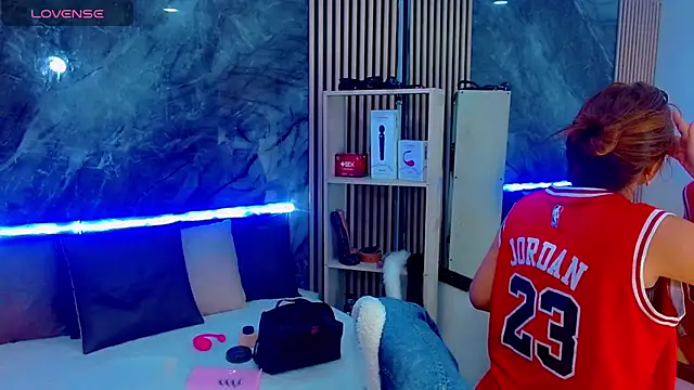 Isalombardi online show from 09-28-25, 02:50