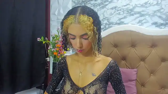 Queen Cuarxxo online show from 12-16-24, 11:39