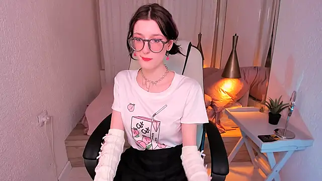 Snapshot of Lil_Melanie_ chatting on 01-18-25, 02:12 Lil Melanie online show from 01-18-25, 02:12