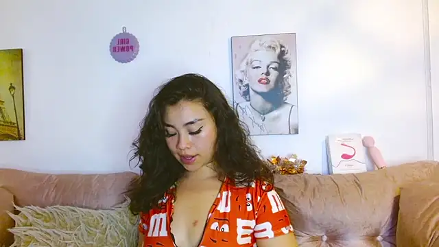 Snapshot of hinataleecs chatting on 01-05-25, 10:32 hinataleecs online show from 01-05-25, 10:32