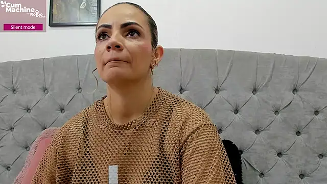 Snapshot of Valesskahall chatting on 10-25-25, 12:13 Valesskahall online show from 10-25-25, 12:13