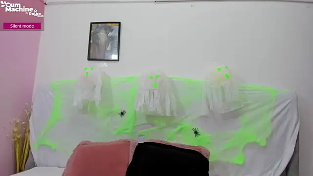 Snapshot of Valesskahall chatting on 10-31-25, 01:01 Valesskahall online show from 10-31-25, 01:01