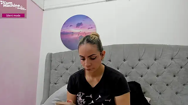 Snapshot of Valesskahall chatting on 11-18-25, 11:58 Valesskahall online show from 11-18-25, 11:58