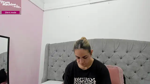 Snapshot of Valesskahall chatting on 11-25-25, 12:16 Valesskahall online show from 11-25-25, 12:16