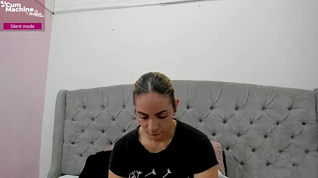 Snapshot of Valesskahall chatting on 11-28-25, 12:19 Valesskahall online show from 11-28-25, 12:19