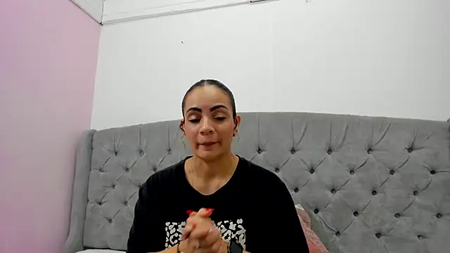 Snapshot of Valesskahall chatting on 12-15-25, 11:47 Valesskahall online show from 12-15-25, 11:47