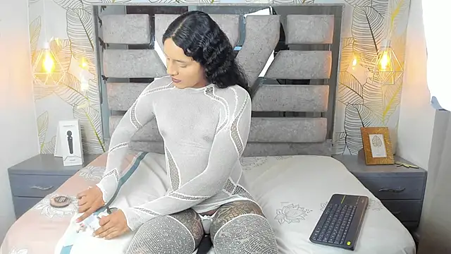 Alison Chan  online show from 03-11-26, 04:24