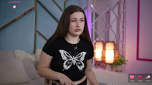 Snapshot of OneLaya chatting on 06-19-26, 06:56 OneLaya online show from 06-19-26, 06:56