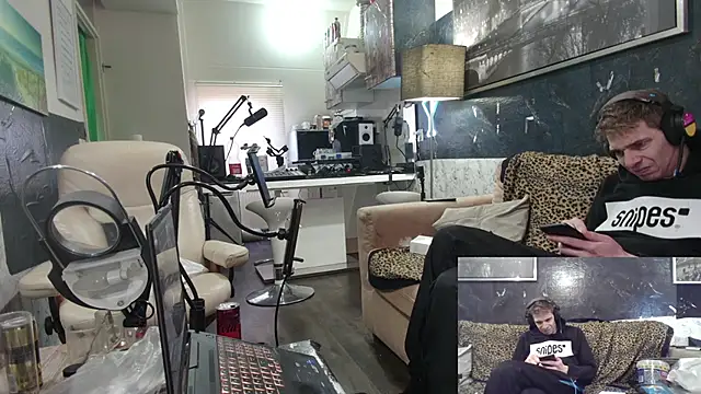 Snapshot of Doggyray44 chatting on 02-06-25, 02:37 Doggyray44 online show from 02-06-25, 02:37