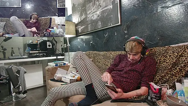 Snapshot of Doggyray44 chatting on 02-19-25, 02:33 Doggyray44 online show from 02-19-25, 02:33