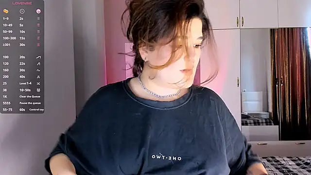 Snapshot of July_Slowdive chatting on 02-06-25, 11:32 July Slowdive online show from 02-06-25, 11:32