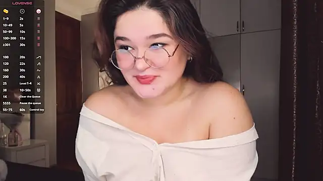 Snapshot of July_Slowdive chatting on 11-18-25, 05:34 July Slowdive online show from 11-18-25, 05:34