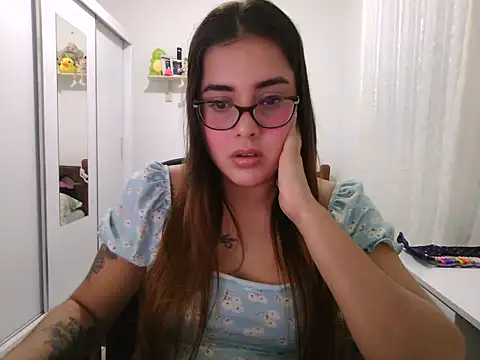 Snapshot of maliamiller chatting on 06-05-26, 06:52 maliamiller online show from 06-05-26, 06:52