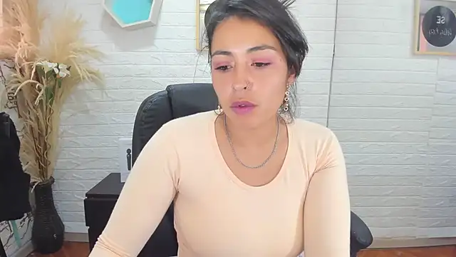 Snapshot of Aisha_09 chatting on 02-21-25, 03:32 Aisha 09 online show from 02-21-25, 03:32