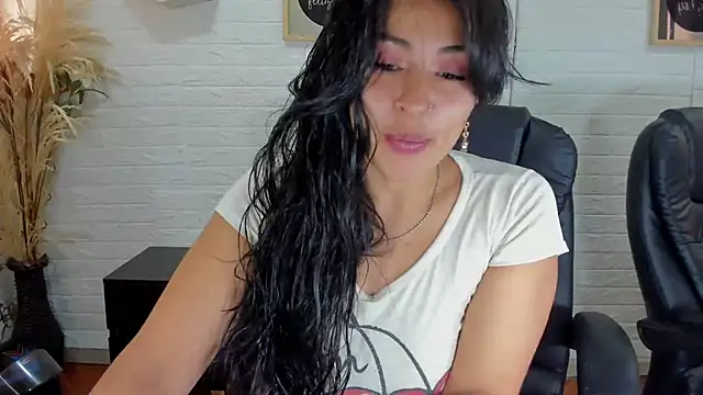 Snapshot of Aisha_09 chatting on 03-05-25, 02:34 Aisha 09 online show from 03-05-25, 02:34