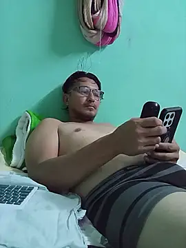 Snapshot of Andresguz35 chatting on 11-19-25, 05:51 Andresguz35 online show from 11-19-25, 05:51