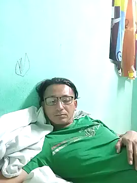 Snapshot of Andresguz35 chatting on 03-16-26, 06:39 Andresguz35 online show from 03-16-26, 06:39