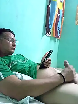 Snapshot of Andresguz35 chatting on 03-17-26, 04:06 Andresguz35 online show from 03-17-26, 04:06