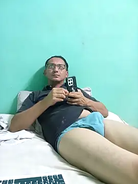 Snapshot of Andresguz35 chatting on 03-19-26, 03:10 Andresguz35 online show from 03-19-26, 03:10