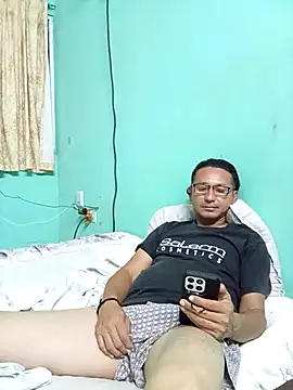 Snapshot of Andresguz35 chatting on 03-21-26, 03:33 Andresguz35 online show from 03-21-26, 03:33