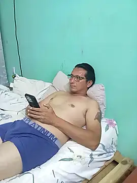 Snapshot of Andresguz35 chatting on 05-01-26, 03:44 Andresguz35 online show from 05-01-26, 03:44