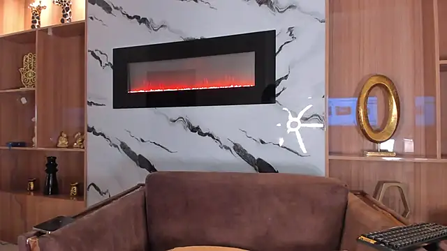 Keila Mendoza online show from 11-25-25, 04:23