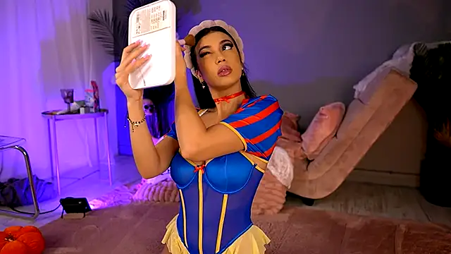 BetsyGonzale online show from 10-31-25, 05:08