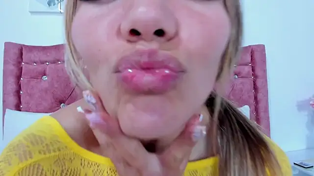 Snapshot of Mia_Malkovaa_ chatting on 01-11-25, 01:22 Mia Malkovaa online show from 01-11-25, 01:22