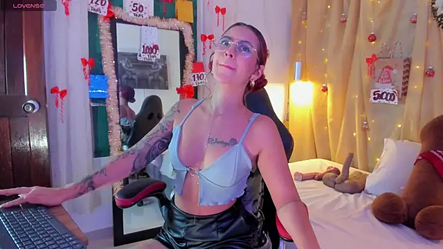 Snapshot of Sophiee_Hill chatting on 12-19-25, 08:05 Sophiee Hill online show from 12-19-25, 08:05