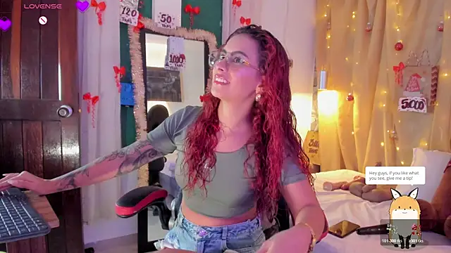 Snapshot of Sophiee_Hill chatting on 12-21-25, 01:57 Sophiee Hill online show from 12-21-25, 01:57