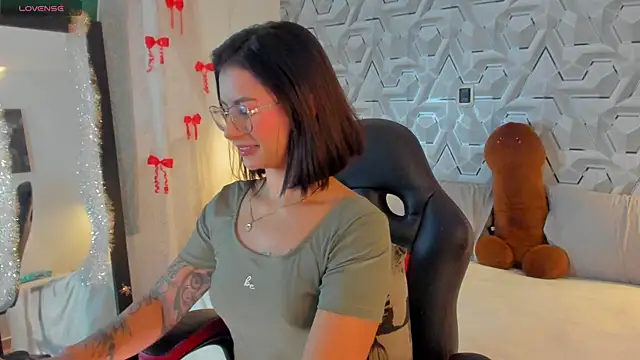 Sophiee Hill online show from 04-10-26, 07:13