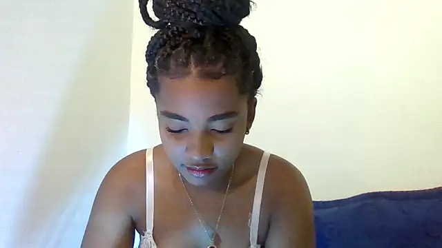 Snapshot of Behla_rouseh chatting on 03-14-25, 10:05 Behla rouseh online show from 03-14-25, 10:05