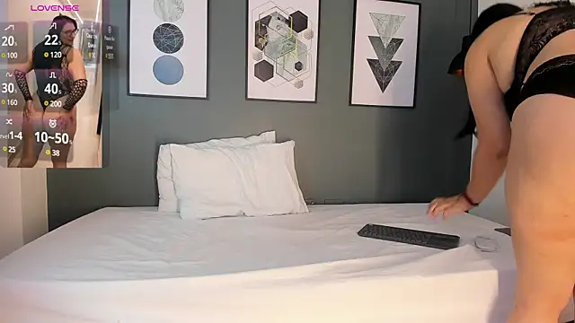 Snapshot of Soe_Lara chatting on 12-28-24, 11:41 Soe Lara online show from 12-28-24, 11:41