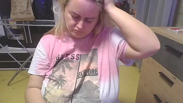 Snapshot of Meliss_Official9 chatting on 03-20-25, 06:31 Meliss Official9 online show from 03-20-25, 06:31