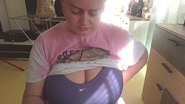 Snapshot of Meliss_Official9 chatting on 03-21-25, 01:23 Meliss Official9 online show from 03-21-25, 01:23